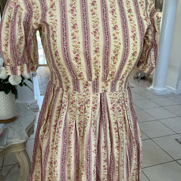 Knee length floral cottage dress - Picture 2 of 4